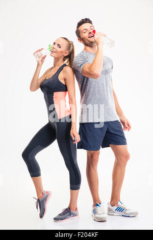 In voller Länge Portrait von ein paar Trinkwasser isoliert auf weißem Hintergrund Stockfoto