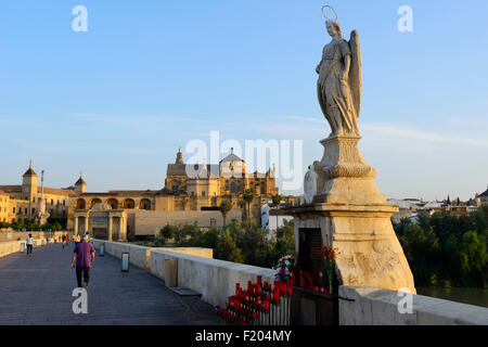 Statue von San Rafael auf römische Brücke (Puente Romano) über den Fluss Guadalquivir in Córdoba, Andalusien, Spanien Stockfoto