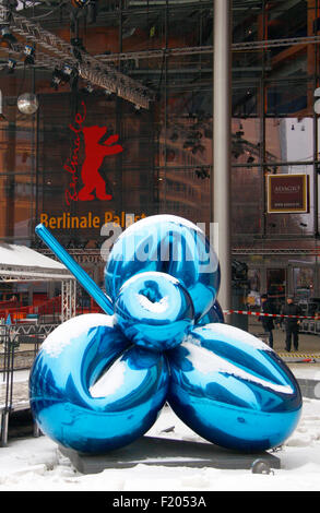 LP 2010 - Impressionen: Skulptur von Jeff Koons Mit Schnee, Einen Tag Vor Start der Berlinale, 10. Februar 2010, Berlin. Stockfoto