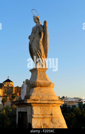 Statue von San Rafael auf römische Brücke (Puente Romano) über den Fluss Guadalquivir in Córdoba, Andalusien, Spanien Stockfoto