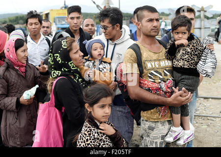 Griechenland/Makedonien Grenze Idomeni/Gevgelija 8. September 2015 - Tausende von Migranten strömten über die Grenze zwischen Griechenland und Mazedonien, wie sie ihren Weg in die Europäische Union nach einem Tag voller Spannungen mit der Polizei gemacht. Unter dem wachsamen Auge der mazedonischen Polizei sie überquert die Grenze, mehrere Dutzend auf einmal.    Kredit Kredit: Danilo Balducci/Sintesi/Alamy Live-Nachrichten Stockfoto