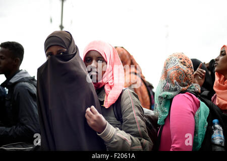 Griechenland/Makedonien Grenze Idomeni/Gevgelija 8. September 2015 - Tausende von Migranten strömten über die Grenze zwischen Griechenland und Mazedonien, wie sie ihren Weg in die Europäische Union nach einem Tag voller Spannungen mit der Polizei gemacht. Unter dem wachsamen Auge der mazedonischen Polizei sie überquert die Grenze, mehrere Dutzend auf einmal.    Kredit Kredit: Danilo Balducci/Sintesi/Alamy Live-Nachrichten Stockfoto