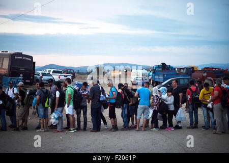 Griechenland/Makedonien Grenze Idomeni/Gevgelija 8. September 2015 - Tausende von Migranten strömten über die Grenze zwischen Griechenland und Mazedonien, wie sie ihren Weg in die Europäische Union nach einem Tag voller Spannungen mit der Polizei gemacht. Unter dem wachsamen Auge der mazedonischen Polizei sie überquert die Grenze, mehrere Dutzend auf einmal.    Kredit Kredit: Danilo Balducci/Sintesi/Alamy Live-Nachrichten Stockfoto