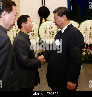 (150909)--Peking, 9. September 2015 (Xinhua)--chinesischen Staatspräsidenten Xi Jinping (R, vorne) schüttelt die Hand mit einem Familienmitglied von Zhang Zhen, ehemaliger stellvertretender Vorsitzender der zentralen Militärkommission Chinas, während Zhangs Beerdigung auf dem Heldenfriedhof revolutionären Friedhof in Peking, Hauptstadt von China, 9. September 2015. Der Körper des Zhang Zhen wurde Mittwoch in Peking eingeäschert.  (Xinhua/Ju Peng) (Yxb) Stockfoto