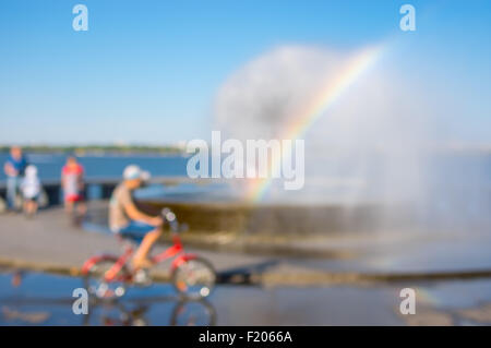 Verschwommen natürlichen Hintergrund - Sommerlandschaft mit Szene rund um Brunnen in Form der Kugel auf einem Damm in Dnepropetrowsk ci Stockfoto