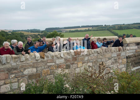 Borthwick Bank, Schottland. 9. September 2015. Der Union of South Africa-Dampfzug macht seinen Weg Borthwick Bank, wie es der Königin auf der neuen Bahnlinie Grenzen trägt. Queen Elizabeth II wird heute der am längsten regierende Monarch und offiziell eröffnet wird die Linie. Wellwishers säumen die Strecke an der Borthwick Bridge. Bildnachweis: Andrew O'Brien/Alamy Live-Nachrichten Stockfoto