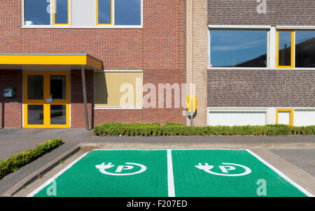 Parkplatz und Ladestation für Elektroautos Stockfoto