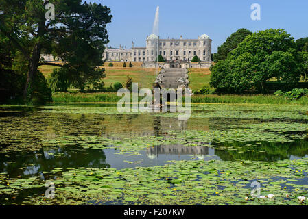 Irland, County Wicklow, Enniskerry, Powerscourt House und Gärten, Blick auf das Haus aus dem Triton-See. Stockfoto