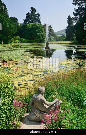 County Wicklow Irland Enniskerry Powerscourt House und eine Statue von der Triton-See mit einem Brunnen in der Mitte der Gärten Stockfoto