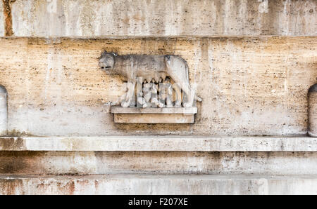 Romulus und Remus Spanferkel auf einen Wolf, ein Relief auf der Basis eines Brunnens in Piazza del VIiminale, Rom, Italien Stockfoto