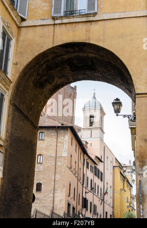Santa Caterina da Siena einen Magnanapoli Glockenturm von Piazza del Grillo im Stadtteil Monti, Rom, Italien Stockfoto