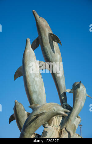 Eine Skulptur der Flasche Nase Delfine gegen die Skyline bei Barmouth Gwynedd Wales UK Stockfoto