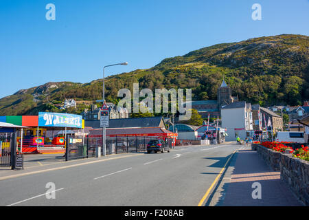 Kirmes und Road to High Street über Bahnübergang in Barmouth Gwynedd Wales UK Stockfoto