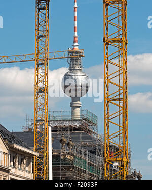 Berliner Fernsehturm Mit Baukränen diesen Stockfoto