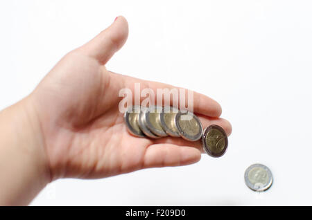 Münzen fallen aus einer hand Stockfoto