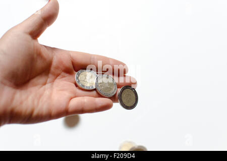 Münzen fallen aus einer hand Stockfoto