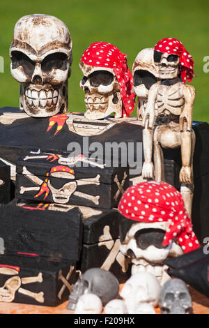 Boxen und Schädel & gekreuzten Knochen für den Verkauf auf Stand auf Thai Festival Poole, Dorset, UK im September Stockfoto