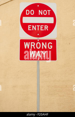 Kalifornien, USA. "Geben Sie nicht" und "Wrong Way" Verkehrsschilder in weiße Schrift auf rotem Hintergrund. Stockfoto
