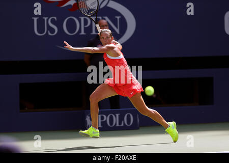 New York, USA. 08. Sep, 2015. Roberta Vinci Italiens in Aktion gegen Frankreichs Kristina Mladenovic während ihr Viertelfinalspiel bei den US Open in Flushing Meadows, New York am Nachmittag des 8. September 2015. Bildnachweis: Adam Stoltman/Alamy Live-Nachrichten Stockfoto