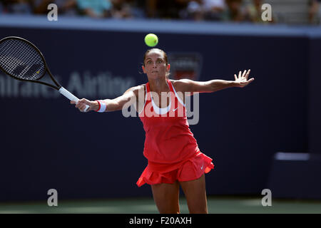 New York, USA. 08. Sep, 2015. Roberta Vinci Italiens in Aktion gegen Frankreichs Kristina Mladenovic während ihr Viertelfinalspiel bei den US Open in Flushing Meadows, New York am Nachmittag des 8. September 2015. Bildnachweis: Adam Stoltman/Alamy Live-Nachrichten Stockfoto