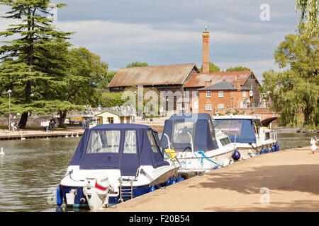 Kreuzer vertäut am Fluss Avon, Stratford-upon-Avon, Warwickshire, England, UK Stockfoto