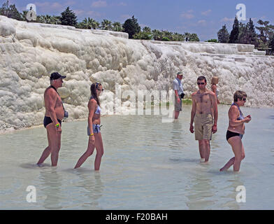 Türkei, Denizili Provinz, Pamukkale, Travertin-Plateau, Terrasse Hill, Kalkstein Thermalquelle Teich. Stockfoto