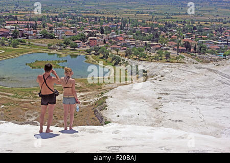 Türkei, Denizil Provinz, Pamukkale, Travertin, Terrasse Hill, Kalkstein-Sprudel, Teich. Stockfoto