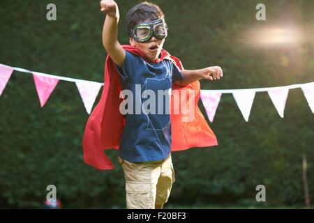 Jungen tragen von Brille und Kap im Superhelden-Position Stockfoto