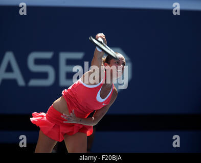 New York, USA. 08. Sep, 2015. Roberta Vinci Italiens in Aktion gegen Frankreichs Kristina Mladenovic während ihr Viertelfinalspiel bei den US Open in Flushing Meadows, New York am Nachmittag des 8. September 2015. Bildnachweis: Adam Stoltman/Alamy Live-Nachrichten Stockfoto