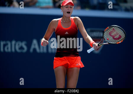 New York, USA. 08. Sep, 2015. Frankreichs Kristina Mladenovic in Aktion gegen Roberta Vinci Italiens während ihr Viertelfinalspiel bei den US Open in Flushing Meadows, New York am Nachmittag des 8. September 2015. Bildnachweis: Adam Stoltman/Alamy Live-Nachrichten Stockfoto