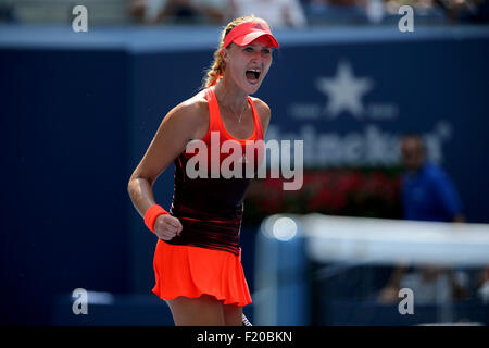 New York, USA. 08. Sep, 2015. Frankreichs Kristina Mladenovic in Aktion gegen Roberta Vinci Italiens während ihr Viertelfinalspiel bei den US Open in Flushing Meadows, New York am Nachmittag des 8. September 2015. Bildnachweis: Adam Stoltman/Alamy Live-Nachrichten Stockfoto