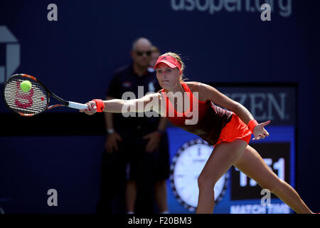New York, USA. 08. Sep, 2015. Frankreichs Kristina Mladenovic in Aktion gegen Roberta Vinci Italiens während ihr Viertelfinalspiel bei den US Open in Flushing Meadows, New York am Nachmittag des 8. September 2015. Bildnachweis: Adam Stoltman/Alamy Live-Nachrichten Stockfoto