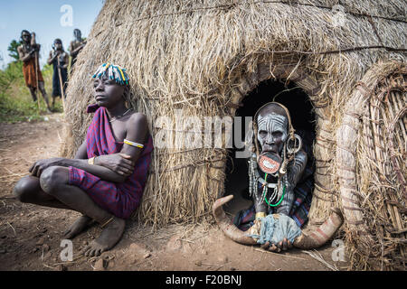 JINKA, Äthiopien - 19. August 2015: unbekannte Frauen vom Stamm der Mursi mit großen Lippe Platte, im Mago Nationalpark. Die mehr l Stockfoto