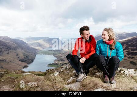 Junges Paar auf Hügel, Honister Slate Mine, Buttermere, Crummock Wasser, Keswick, Lake District, Cumbria, Vereinigtes Königreich Stockfoto