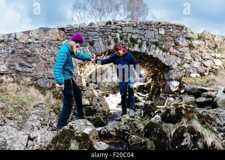 Junges Paar Wandern, Ashness Brücke, Keswick, Lake District, Cumbria, Vereinigtes Königreich Stockfoto