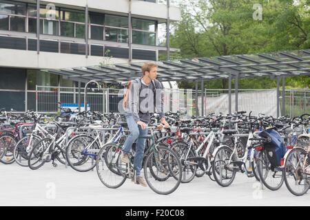 Mitte erwachsenen Mannes Schuppen vorbei Fahrrad Radfahren voller Fahrräder, wegschauen Stockfoto