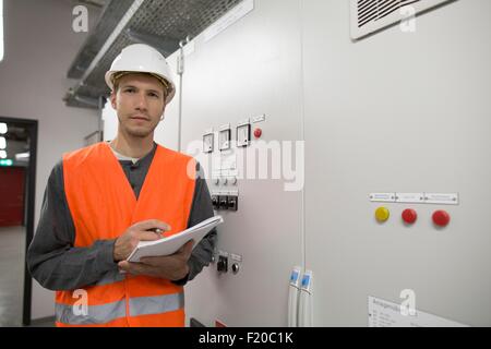 Porträt des jungen männlichen Ingenieur im Technikraum Stockfoto