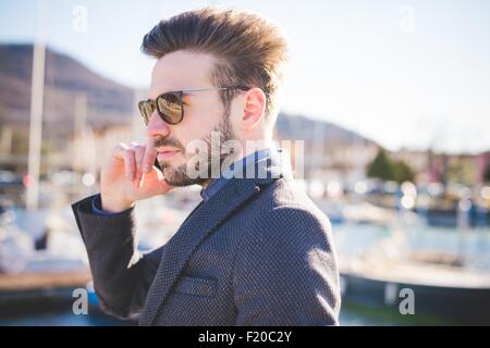 Coole junge Mann sprechen auf Smartphone im Hafen Stockfoto