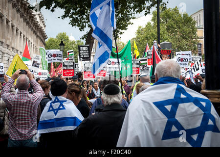 London, UK. 9. September 2015. Pro-palästinensische und Pro-Israelis während einer Demonstration gegen Benjamin Netanyahus Besuch in das Vereinigte Königreich antreten. Der israelische Premierminister wird auf Donnerstag, 10. September 2015 Downing Street besuchen. Bildnachweis: Pete Maclaine/Alamy Live-Nachrichten Stockfoto