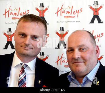 Prag, Prag. 9. Sep, 2015. CEO bei Hamleys von London Gudjon angefüllt (rechts) und Hamleys Lizenznehmer für die Tschechische Republik Pavel Cmelik sprechen im Rahmen einer Pressekonferenz bei der Vertragsunterzeichnung, die Ankunft der britischen Firma Hamleys in mitteleuropäischen Markt offiziell bestätigt. Hamleys wird einer der größten Spielzeuggeschäfte der Welt in Prag, Prag, Tschechische Republik, 9. September 2015 geöffnet. © Michal Krumphanzl/CTK Foto/Alamy Live-Nachrichten Stockfoto