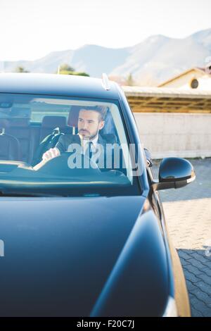 Jungunternehmer im Auto sitzen Stockfoto