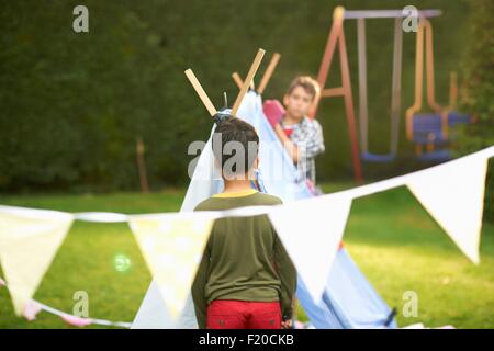 Zwei Brüder, die Zubereitung hausgemachter Zelt im Garten Stockfoto