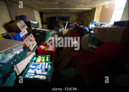 Edinburgh, Schottland. 9. September 2015. Freiwillige für CalAid in Edinburgh sortieren Spenden zur Verfügung gestellt von der Öffentlichkeit gesendet werden, an Flüchtlinge in Europa und in anderen Bereichen verteilt werden. Tausende sind wesentliche Elemente, die den Flüchtlingen zu helfen, wird gespendet. Die Gruppe sammelt Spenden im Studio 24 in Edinburgh und großen Unterstützung von der Gemeinschaft erhalten haben. Nach erst vor zwei Tagen in den neuen Raum, sie haben durch Spenden überwältigt worden und sind auf der Suche, das ein laufendes Projekt zu machen. Bildnachweis: Andrew Steven Graham/Alamy Live-Nachrichten Stockfoto