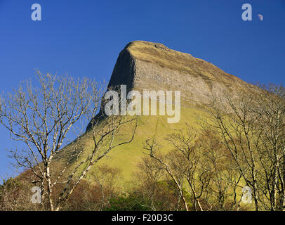 Irland, County Sligo, Ansicht des Ben Bulben Berg aus Gortarowey Spaziergang. Stockfoto