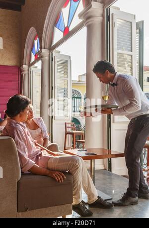 Junges Paar serviert Wein im Restaurant, Havanna, Kuba Stockfoto