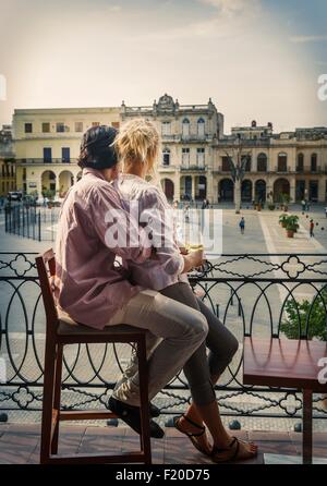 Romantische junges Paar mit Blick vom Balkon des Restaurants im Plaza Vieja, Havanna, Kuba Stockfoto