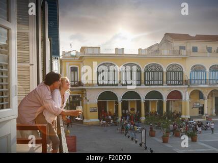 Romantische junges Paar mit Blick vom Balkon des Restaurants im Plaza Vieja, Havanna, Kuba Stockfoto