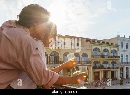 Junges Paar mit Blick vom Balkon des Restaurants im Plaza Vieja, Havanna, Kuba Stockfoto