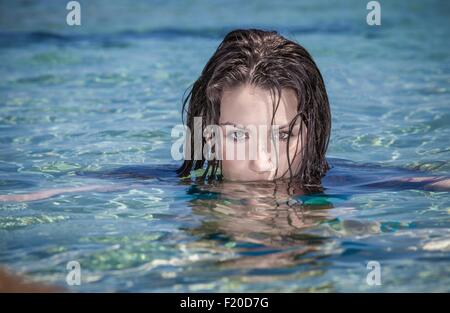 Porträt der schönen jungen Frau mit Gesicht unter Wasser im Meer Stockfoto