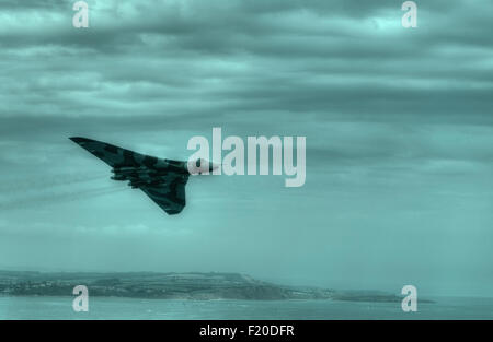 Avro Vulcan-Bomber ein Überflug auf der Airshow Dawlish ausführen als ein HDR-Bild verarbeitet. Stockfoto